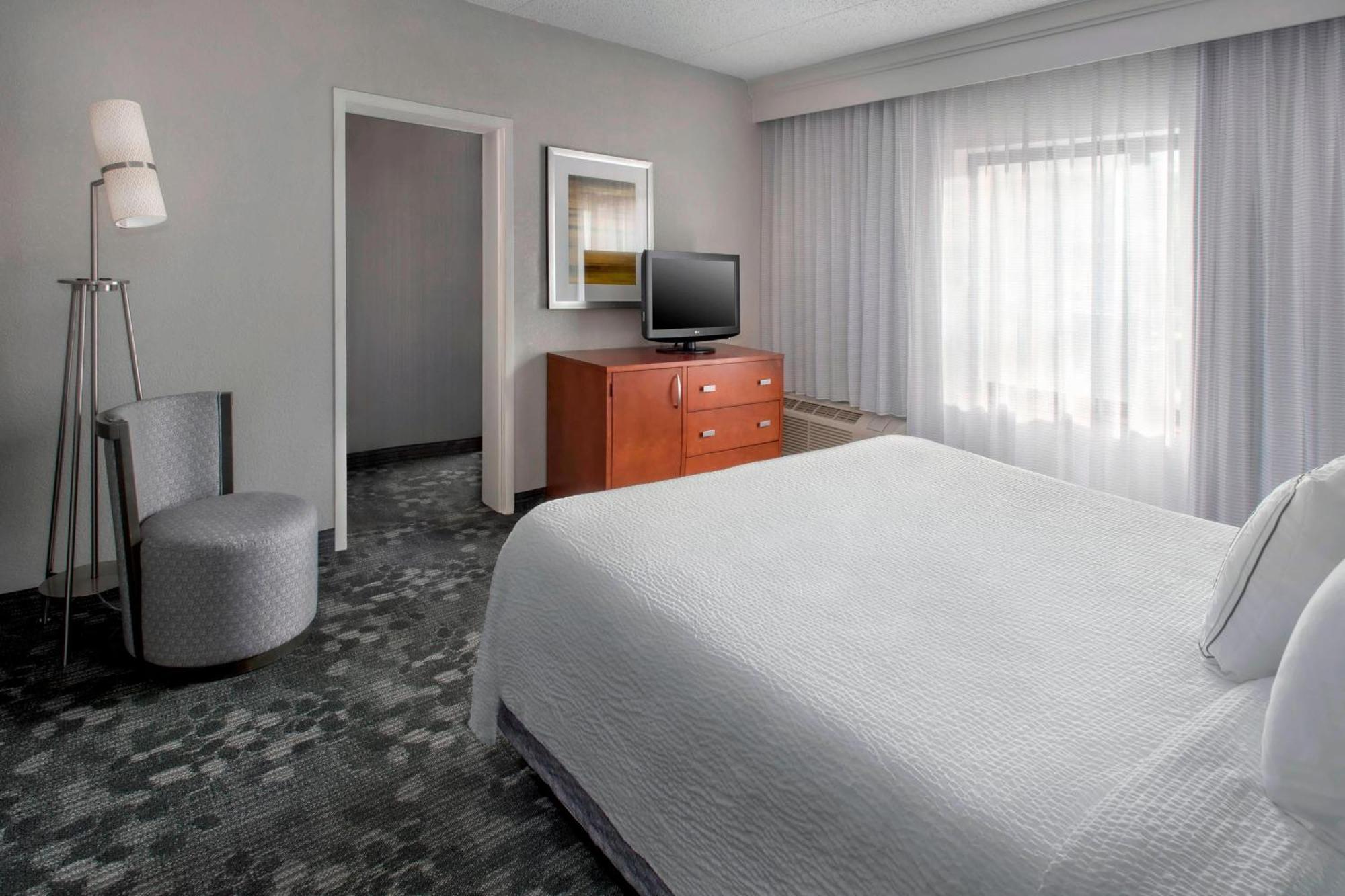 Courtyard Newark Liberty International Airport Hotel Exterior foto